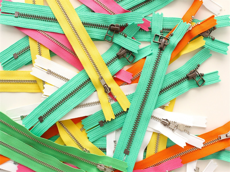 What selection criteria should be followed for zippers on different